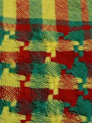 Pañoleta de cuadros, con colores muy vivos.