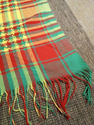 Pañoleta de cuadros, con colores muy vivos.