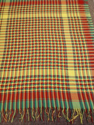 Pañoleta de cuadros, con colores muy vivos.