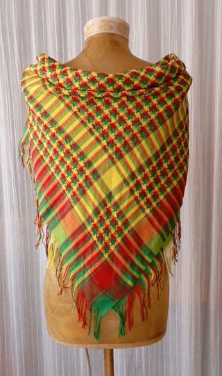 Pañoleta de cuadros, con colores muy vivos.