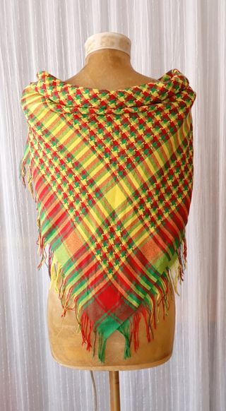 Pañoleta de cuadros, con colores muy vivos.