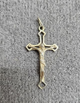 Cruz de plata de 4 cm aproximadamente