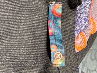 Vestido Desigual en gris y estampado de colores