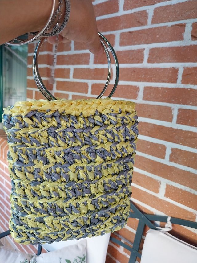 Bolso de mano en crochet