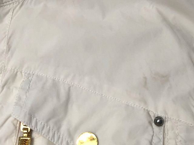 Cortavientos blanco con cremalleras doradas