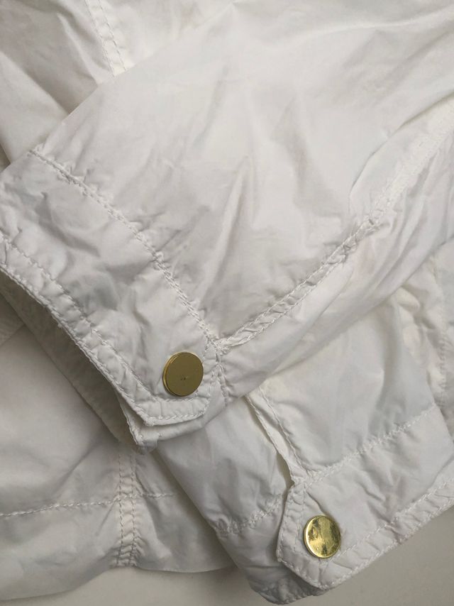 Cortavientos blanco con cremalleras doradas