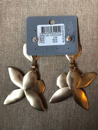 Pendientes largos y dorados