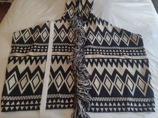 Poncho-chaqueta blanca y negra 🤍 🖤