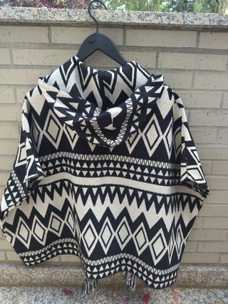 Poncho-chaqueta blanca y negra 🤍 🖤