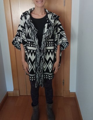 Poncho-chaqueta blanca y negra 🤍 🖤