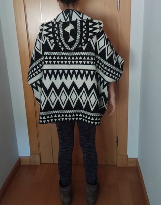 Poncho-chaqueta blanca y negra 🤍 🖤