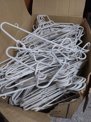 Caja de perchas de plástico