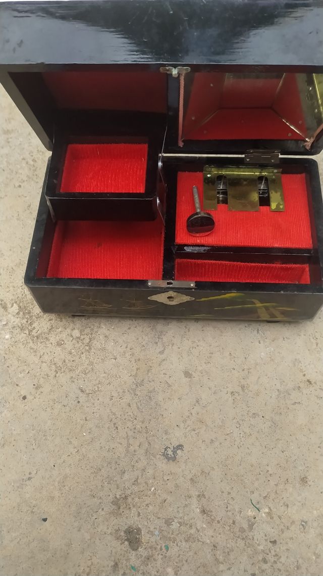 Antigua  caja musica