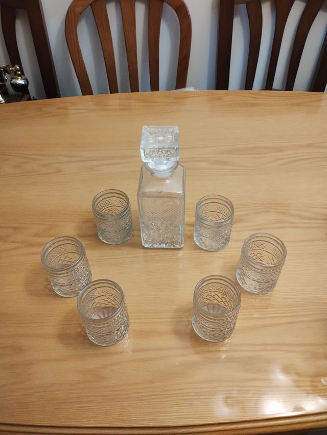 Antigua licorera y vasos vintage