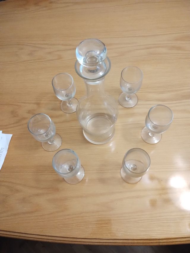 Antigua licorera y vasos vintage