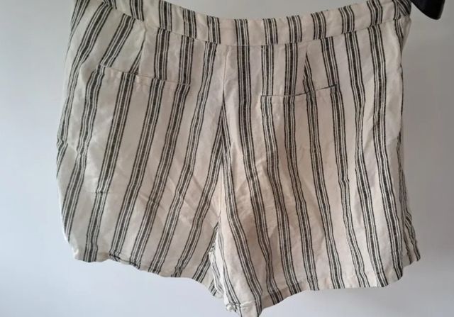 Pantalón corto rayas gris y blanco mango