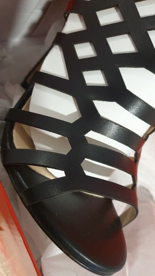 Pack 2 pares de sandalias y bolso