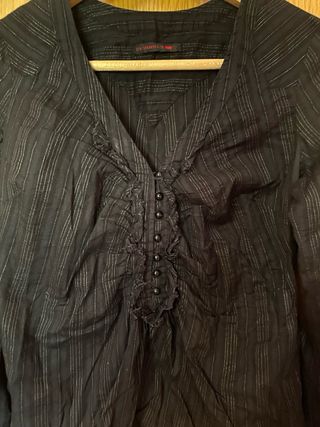 Blusa negra con mangas abombadas