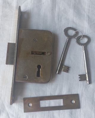 Antigua cerradura para puertas de entrada