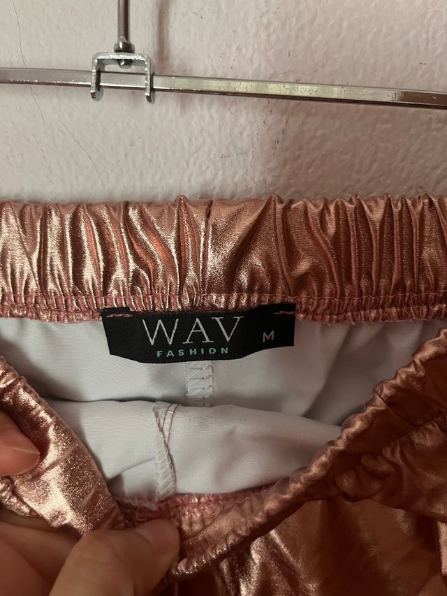 Pantalon rosa efecto metal