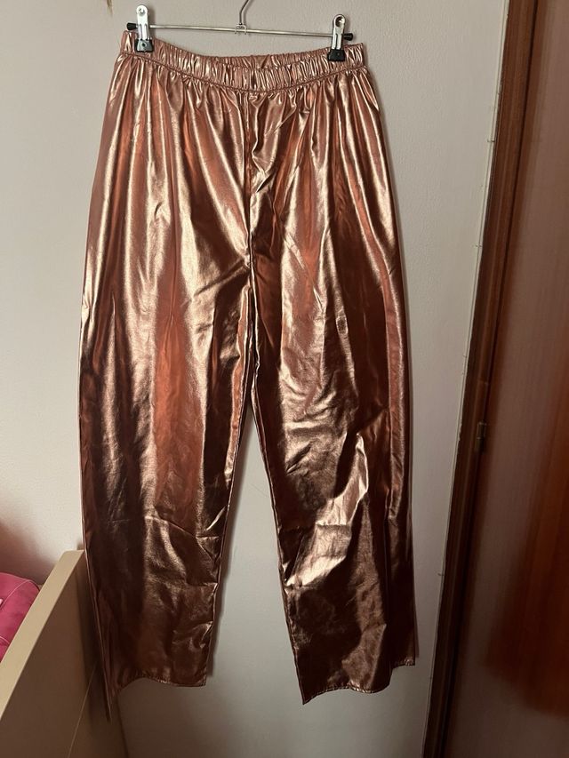 Pantalon rosa efecto metal