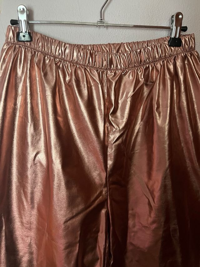 Pantalon rosa efecto metal