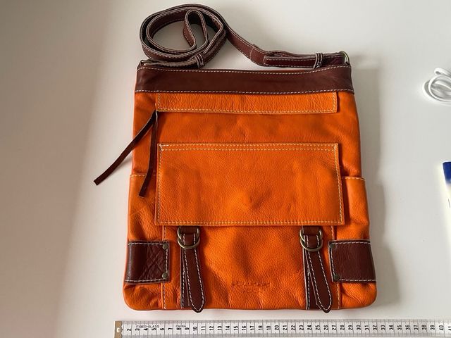 Bolso piel naranja.