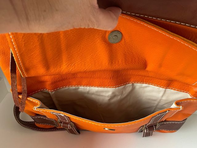 Bolso piel naranja.