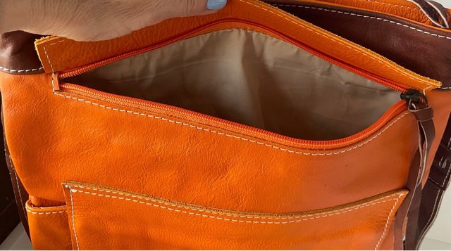 Bolso piel naranja.
