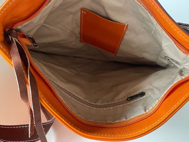 Bolso piel naranja.