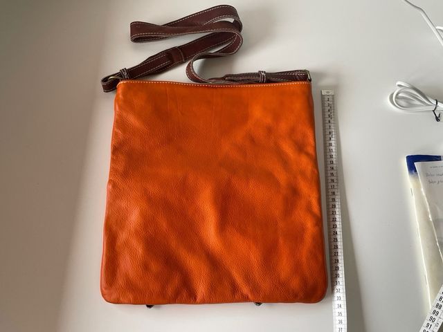 Bolso piel naranja.
