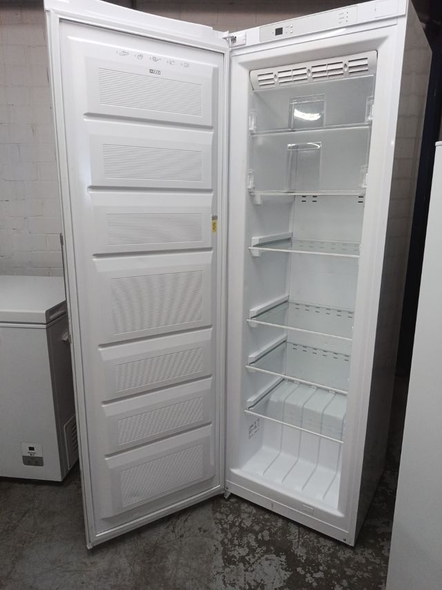 Congelador vertical 185x60 No Frost