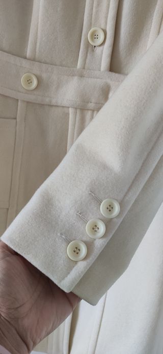 Abrigo paño blanco roto. Mango