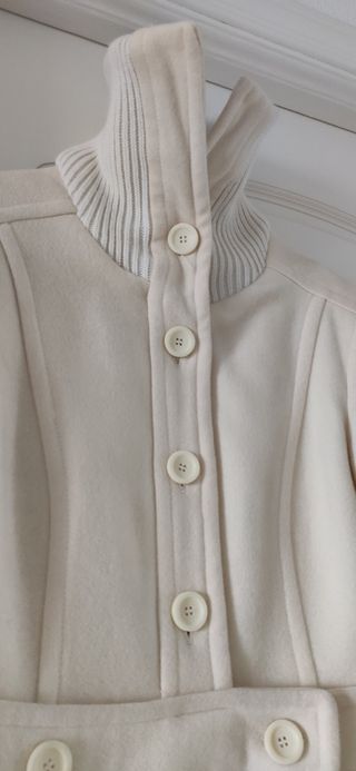 Abrigo paño blanco roto. Mango