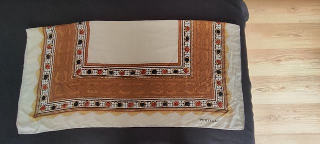 Pañuelo de Pertegaz es cuadrado 84x84