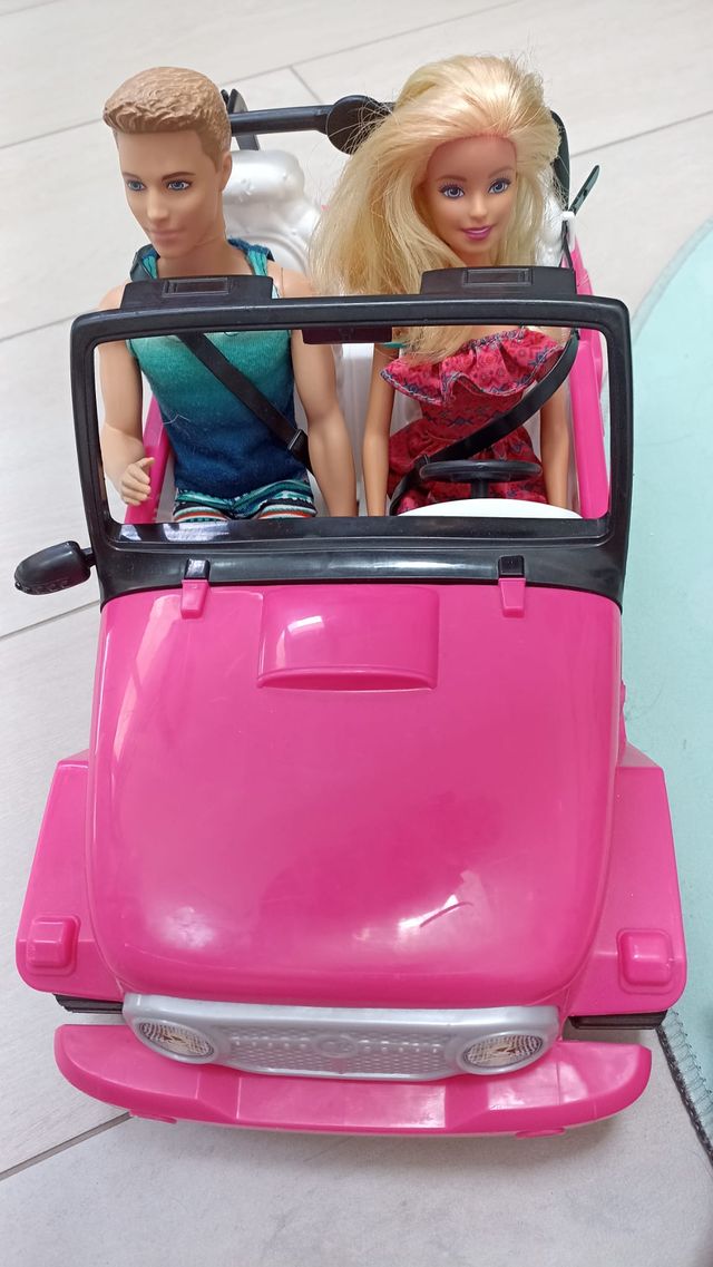 Auto Barbie e Ken con bambole incluse.