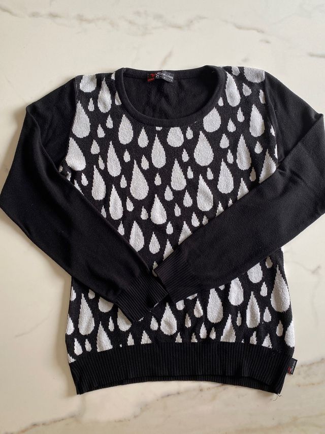 Maglione nero con stampa di pioggia