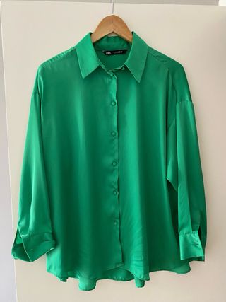 Blusa camisa satinada verde Zara L