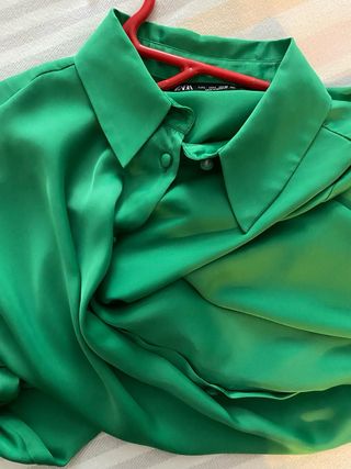 Blusa camisa satinada verde Zara L