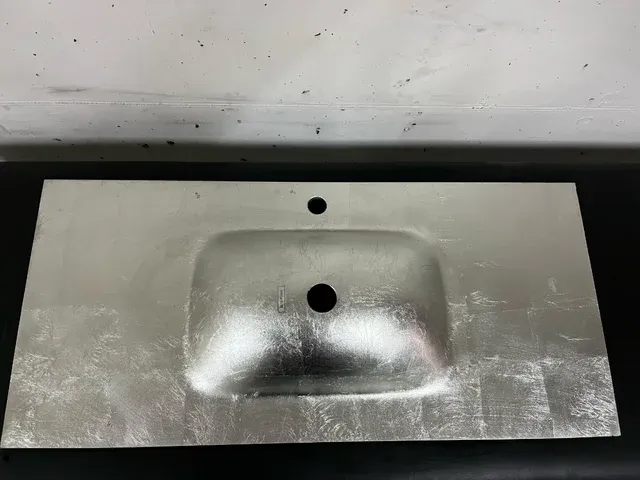 Lavatório minimalista em vidro metálico