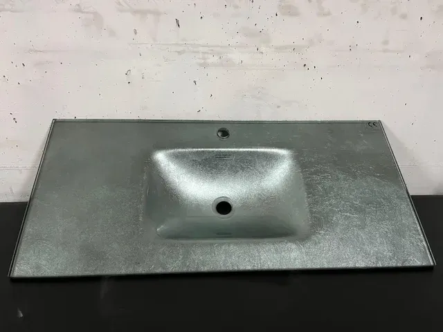 Lavatório minimalista em vidro metálico