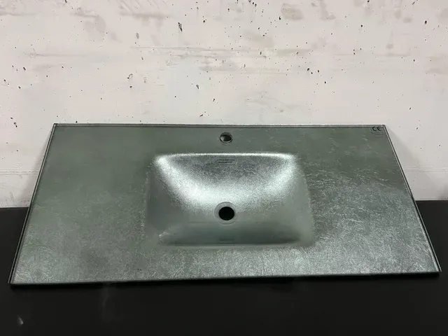 Lavatório minimalista em vidro metálico