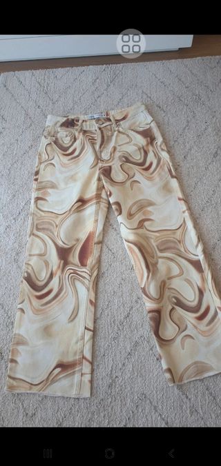 Pantalón estampado Zara. 