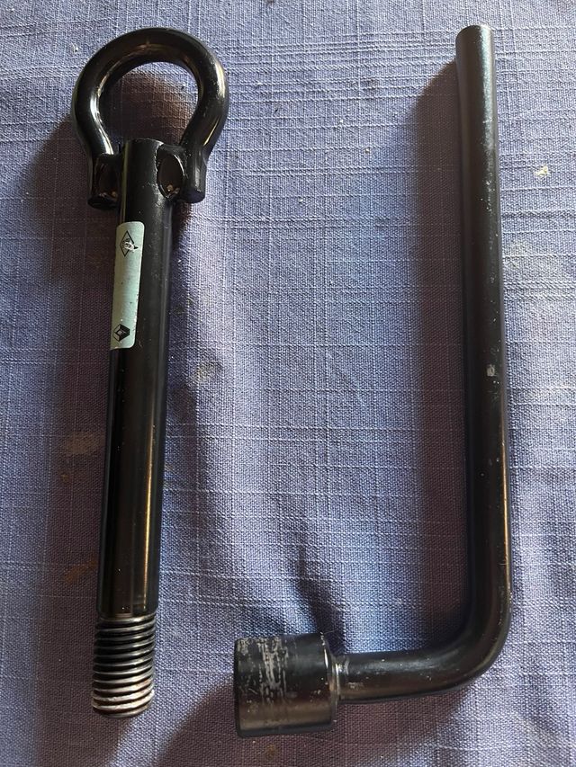 Gancio di traino e chiave per ruote