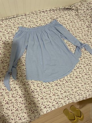 Blusa azul con hombros descubiertos