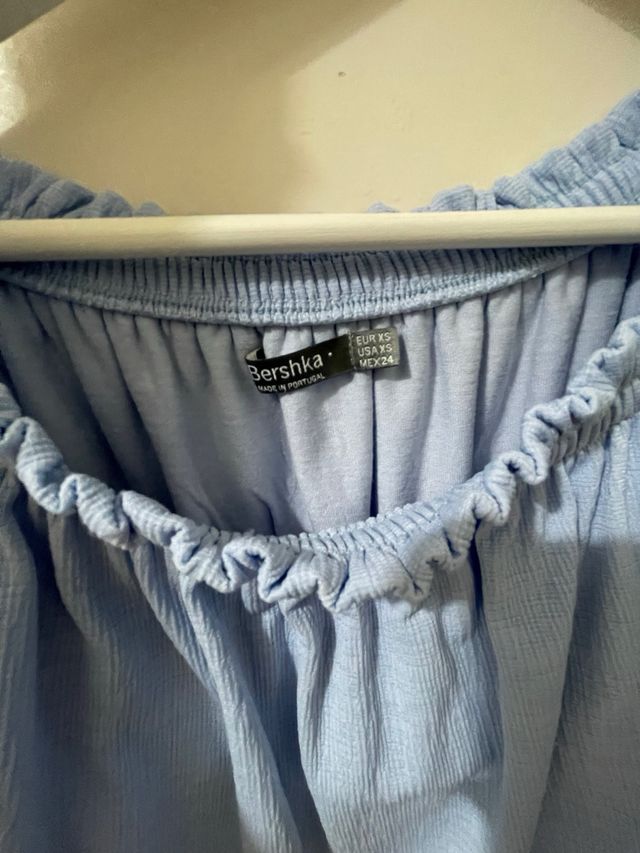 Blusa azul con hombros descubiertos