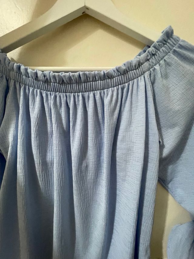 Blusa azul con hombros descubiertos