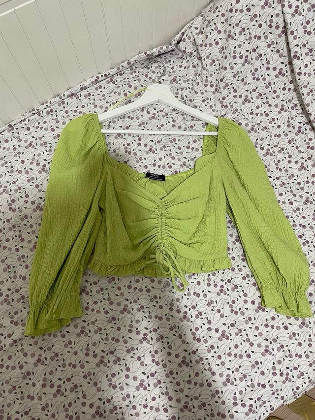 Top verde con hombros descubiertos