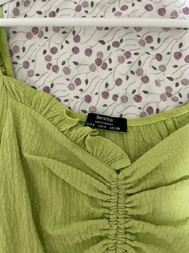 Top verde con hombros descubiertos