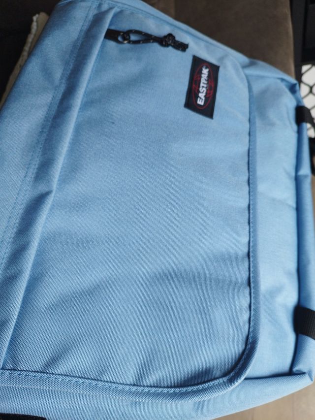 BOLSO BANDOLERA PARA ORDENADOR EASTPAK